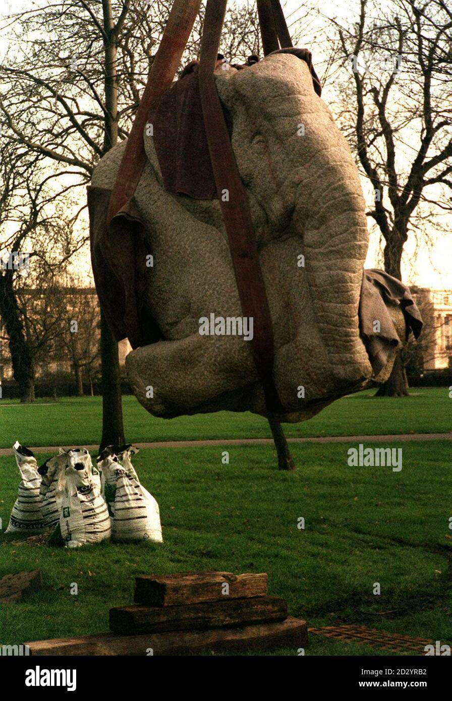 PA NEWS PHOTO 9/3/98 UNE NOUVELLE SCULPTURE 'ÉLÉPHANT BLESSÉ' DÉVOILÉE DANS LE REGENT PARK DE LONDRES, LE GRANITE DE DIX TONNES A FAIT UN AN DE RÉALISATION AU SCULPTEUR RONALD RAE Banque D'Images