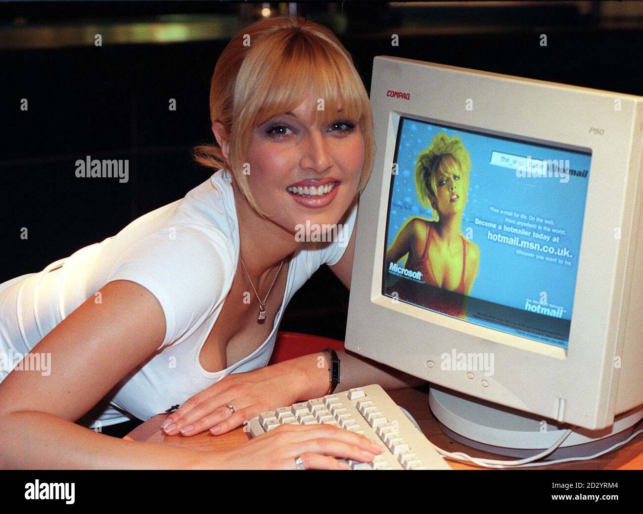 Modèle Emma Noble commence une journée sur Internet aujourd'hui (mercredi).Un coup de fil sur la caméra murale documente un jour dans la vie de Miss Noble pour le réseau Microsoft pour le lancement d'une nouvelle campagne publicitaire Hotmail par e-mailPour envoyer par e-mail Emma Noble envoyer à son adresse hotmail - le  web babe@hotmail.com.Photo par Andrew Stuart/PA. Banque D'Images