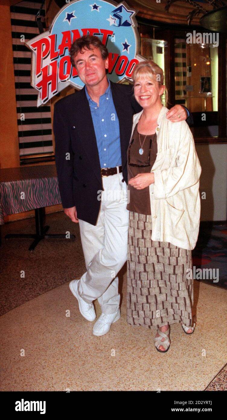 PA NEWS PHOTO 25/6/98 ACTEURS BRYAN MURRAY ET SANDRA MAITLAND QUI ONT JOUÉ TREVOR ET MANDY JORDACHE CHANNEL FOUR'S BROOKSIDE AT PLANET HOLLYWOOD POUR L'ÉVÉNEMENT "DÉJEUNER AVEC LES STARS", CÉLÉBRANT LE CINQUIÈME ANNIVERSAIRE DU RESTAURANT, EN AIDE AUX ENFANTS ATTEINTS DE LEUCÉMIE DE CONFIANCE. Banque D'Images