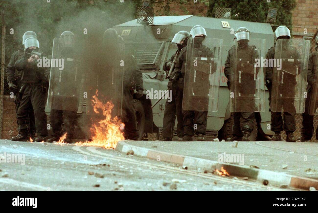 Les officiers de RUC sont attaqués par des bombardiers à essence après qu'une force de sécurité ait effectué une recherche dans le domaine de Kilwilkie à Lurgan, Co Armagh, la recherche a découvert semtex et munitions, aujourd'hui (lundi). Photos PA Banque D'Images