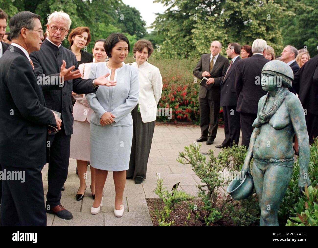 Le président du Pérou, Alberto Fujimori (L) et sa fille Keiko, qui est également sa première dame, parlent à Felipe Lettersten , une sculpture suédoise d'origine péruvienne, de son exposition d'art basée sur des gens de la forêt pluviale péruvienne. L'exposition au Princess of Wales Conservatory des Royal Botanical Gardens, à Kew, dans l'ouest de Londres, et le Président ont vu le travail de l'art peu après avoir pris l'avion pour le Royaume-Uni pour une visite d'État. WPA ROTA/ PHOTO MARTYN HAYHOW Banque D'Images