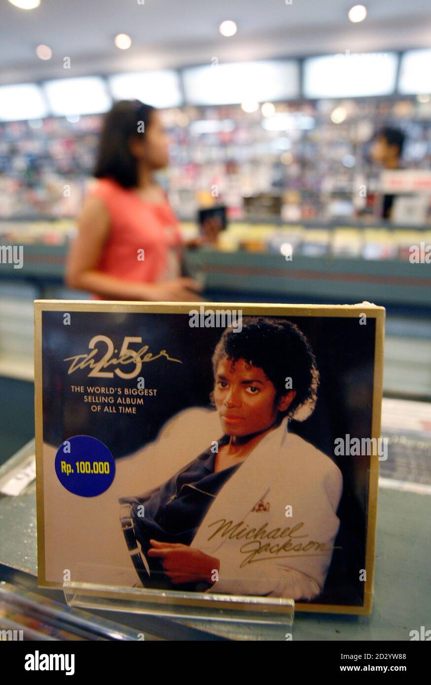 L'album « Thriller » de Michael Jackson est présenté dans une boutique de  musique à Jakarta le 27 juin 2009. Les stocks d'albums de Jackson dans la  boutique se sont épuisés car