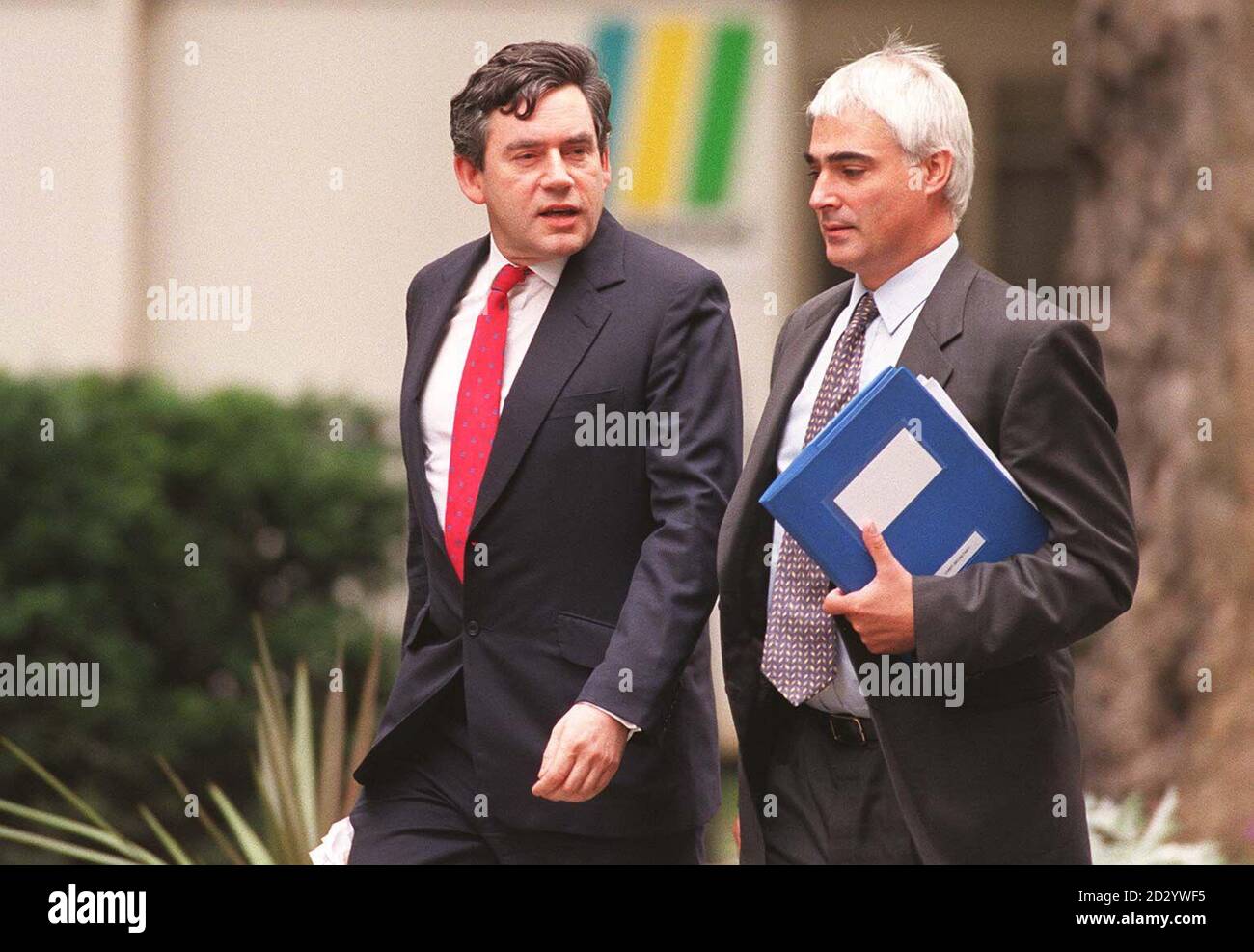 Le chancelier de l'Échiquier Gordon Brown (à gauche) et le secrétaire en chef du Trésor Alistair Darling arrivent pour la réunion du Cabinet de ce matin (mardi) au numéro 10. Banque D'Images