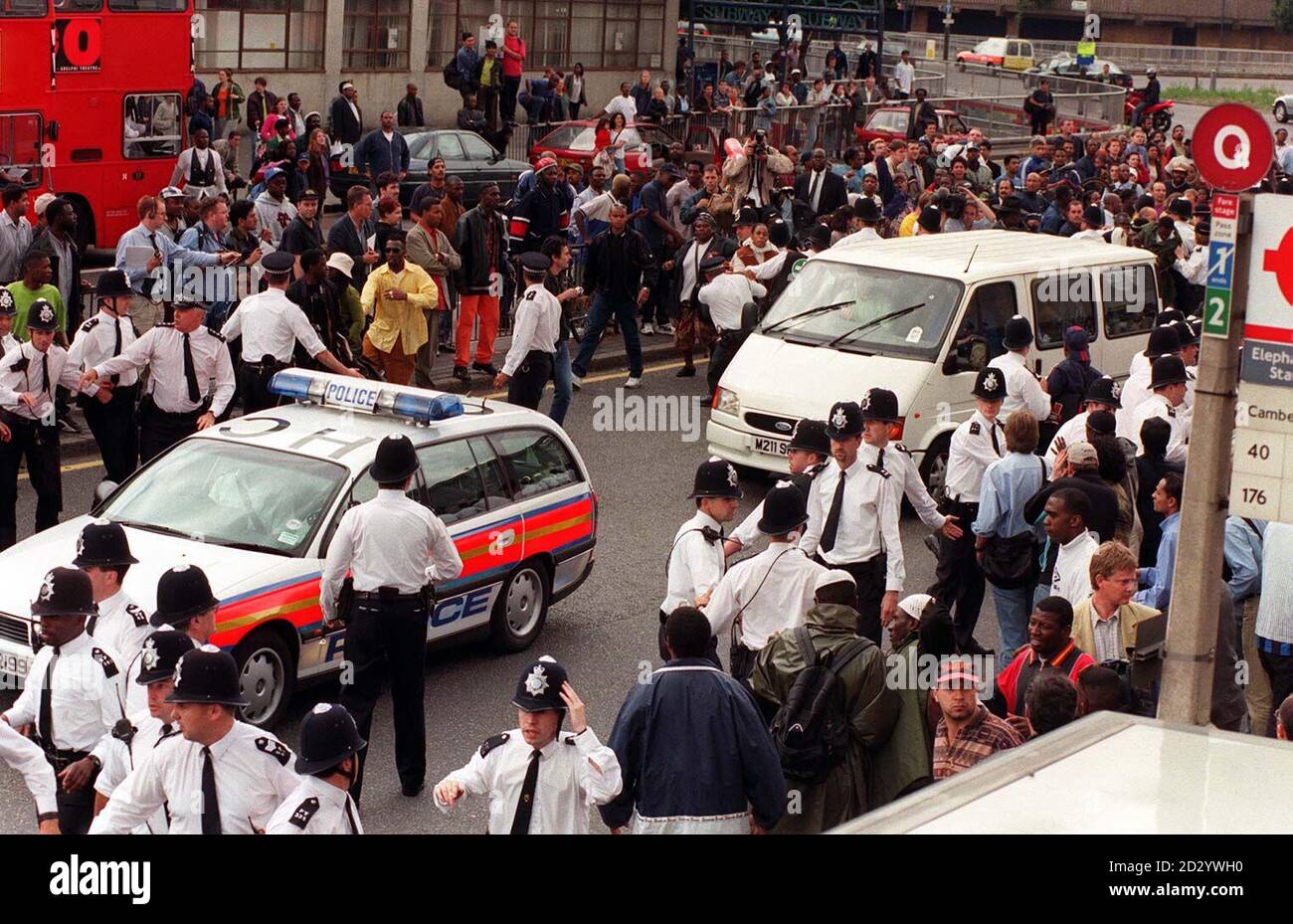 Une voiture de police conduit une camionnette transportant les cinq suspects de meurtre loin des foules de manifestants en colère après la fin des deux jours d'interrogatoire dans l'enquête sur les meurtres de Stephen Lawrence Banque D'Images