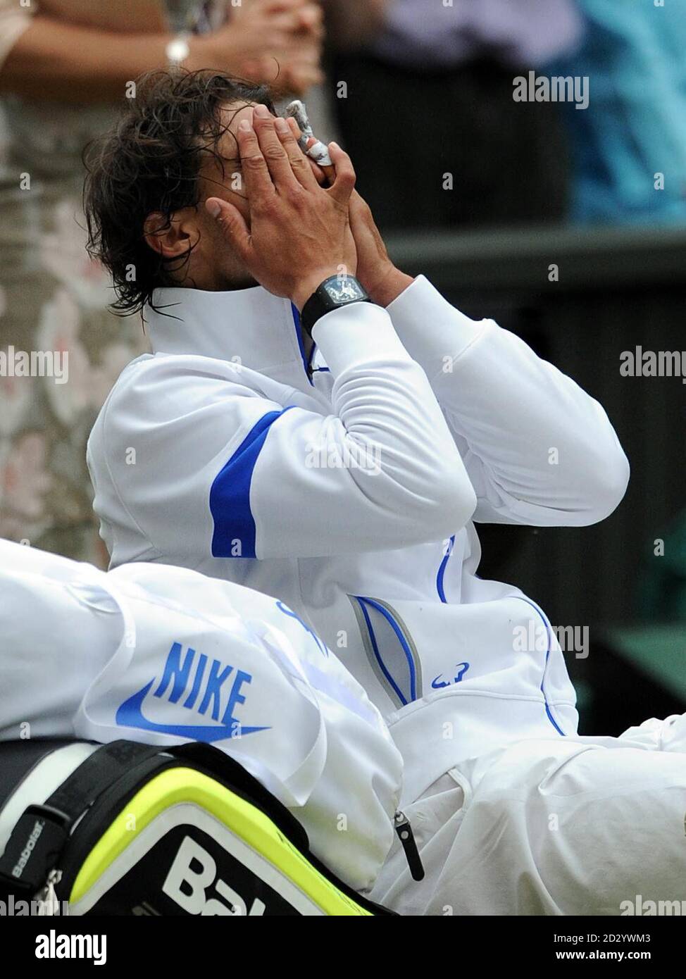 Rafael Nadal d'Espagne est battu après sa défaite face au Novak Djokovic de Serbie lors du treize jour des Championnats de Wimbledon 2011 au All England Lawn tennis and Croquet Club, Wimbledon. Banque D'Images