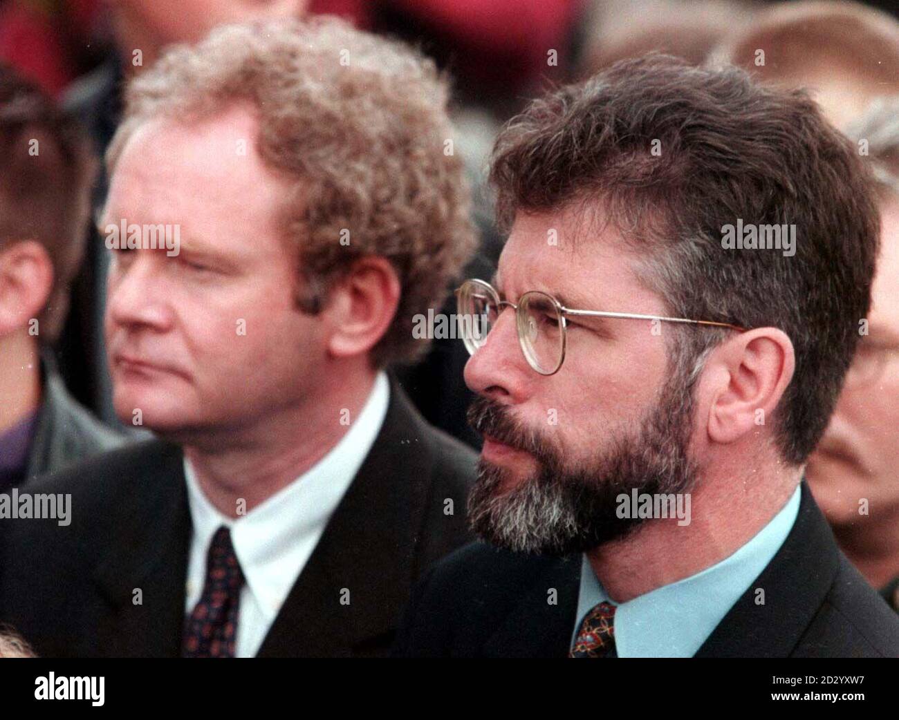 Le président de Sinn Fein, Gerry Adams (à droite) et Martin McGuinness assistent aux funérailles des trois garçons, Sean McLoughlin (12), James Barker (12) et Oran Docherty (8), tués aujourd'hui (mercredi) à l'attentat à la bombe d'Omagh, à Buncrana, à Donegal. PHOTO PA. Voir l'histoire de PA ULSTER Blast Funeral. Banque D'Images