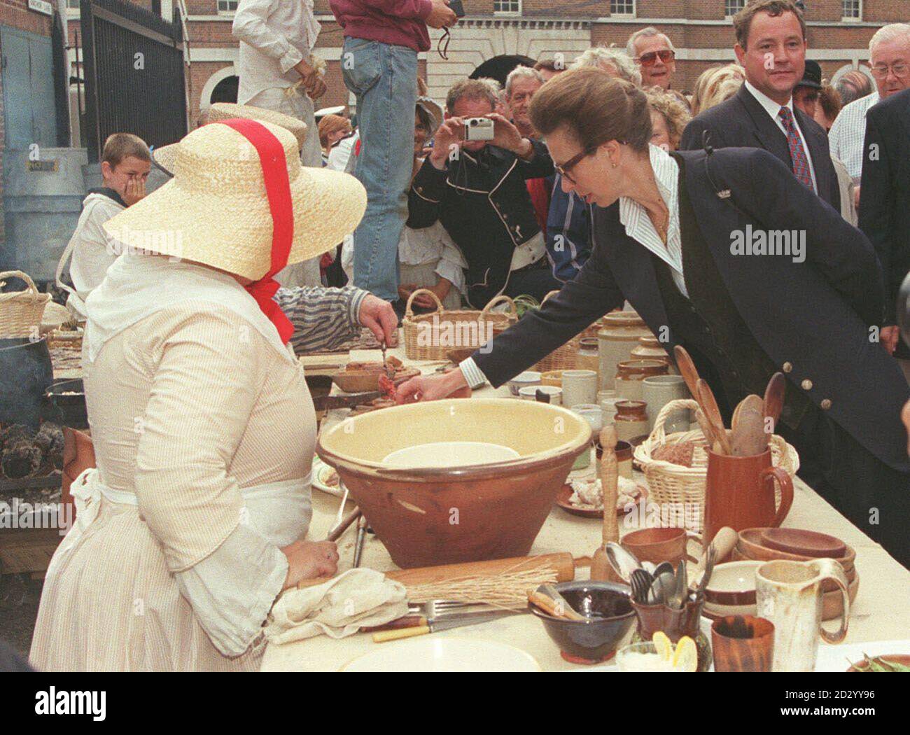 PA NEWS PHOTO 31/8/98 LA PRINCESSE ROYALE ACCOMPAGNÉE DE SON MARI LE COMMANDANT TIM LAURENCE VISITE UN MARCHÉ DE MEDIVAL, LORS DE LEUR VISITE AU FESTIVAL INTERNATIONAL DE LA MER À PORTSMOUTH. Banque D'Images