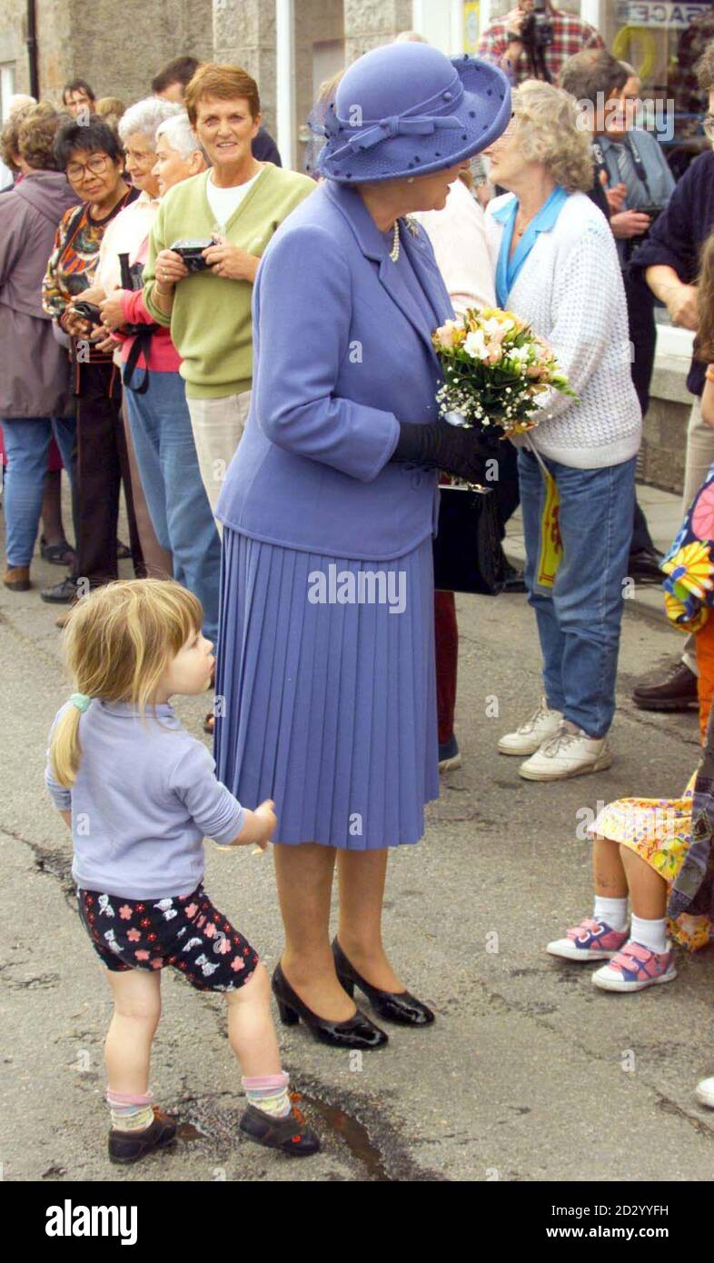 Eleanor Palmer, âgé de deux ans, n'était pas si impressionné quand la Reine a visité son village aujourd'hui (mardi) qu'elle s'intéressait davantage à la flaque sur la route. La Reine était sur une promenade à Tarland, Aberdeenshire. Piscine EDI photo par Chris Bacon/PA Banque D'Images