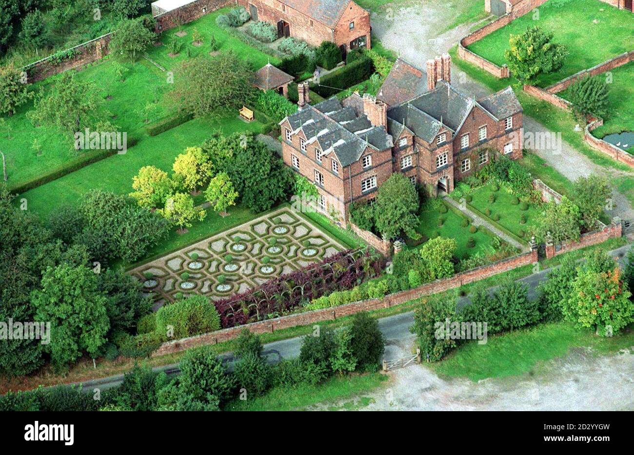 Embarquement au 1100 vendredi 11 septembre 1998 : une vue aérienne de Moseley Old Hall, le personnel, qui est arrivé premier dans la région des Midlands, alors que les maisons historiques préférées du pays ont été aujourd'hui (vendredi) nommées dans les Prix du patrimoine national 1998 de l'IPN. Voir PA Story ENVIRONMENT Houses. Banque D'Images