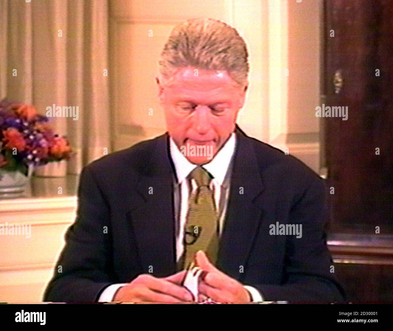 Capture vidéo du président américain Bill Clinton, lors de son grand témoignage devant un jury, présentée aujourd'hui à la télévision dans le monde entier (lundi). Voir l'histoire de l'AP sur la bande US Clinton. Banque D'Images Capture vidéo du président américain Bill Clinton, lors de son grand témoignage devant un jury, présentée aujourd'hui à la télévision dans le monde entier (lundi). Voir l'histoire de l'AP sur la bande US Clinton. Banque D'Images