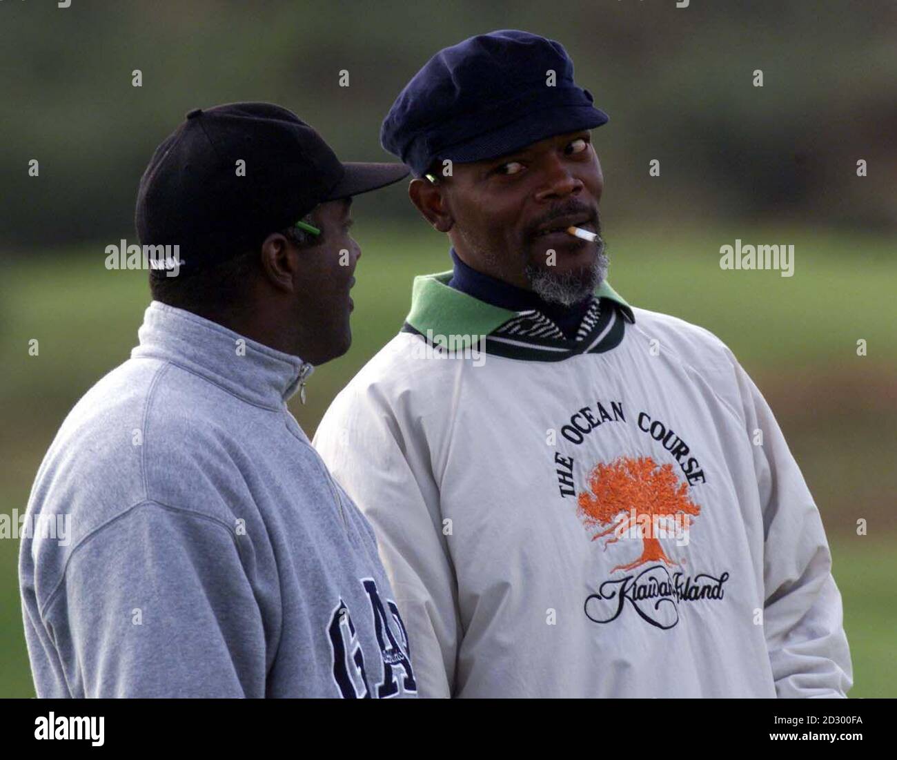 PA NEWS PHOTO 6/10/98 FILM STAR SAMUEL L. JACKSON (À DROITE) LORS D'UNE RONDE D'ENTRAÎNEMENT SUR L'ANCIEN PARCOURS DE ST ANDREWS AVANT LE DÉBUT DU CHAMPIONNAT DE GOLF DUNHILL CUP Banque D'Images