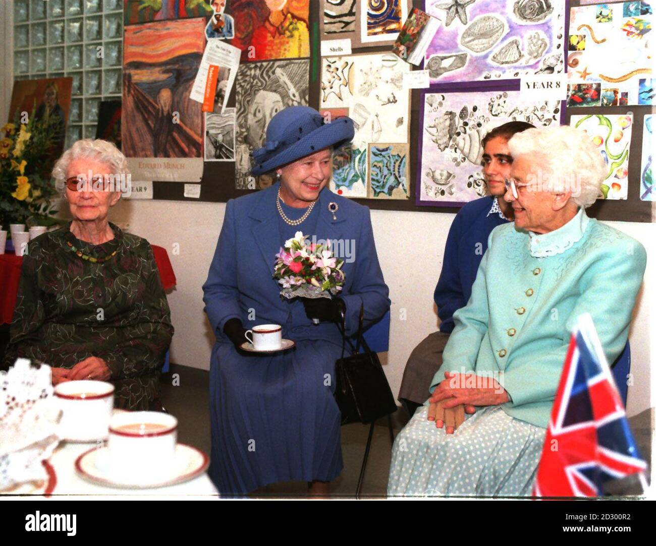 La reine Elizabeth II (au centre) a pris le thé avec d'anciens élèves, Dorothy Cowtan (à gauche), 100 ans, et Anne Scott, lors d'une visite à l'école de l'hôpital Graycoat pour souligner son centenaire aujourd'hui (mercredi). Photos PA (Sun Rota Pic) Banque D'Images