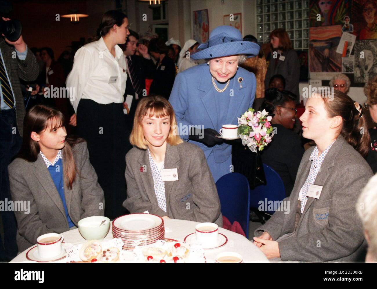 La reine Elizabeth II (au centre) a pris le thé avec les élèves lors d'une visite à l'école de l'hôpital Graycoat pour souligner son centenaire aujourd'hui (mercredi). Photos PA (Sun Rota Pic) Banque D'Images