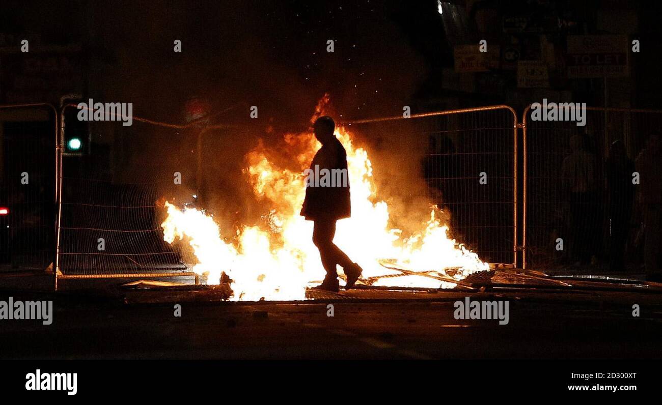 Un émeute traverse une barricade brûlante sur Smithdown Road à Liverpool, alors qu'environ 200 jeunes qui lançaient des missiles se sont rassemblés dans la région de Toxteth à Liverpool, causant des troubles et des dégâts. Banque D'Images