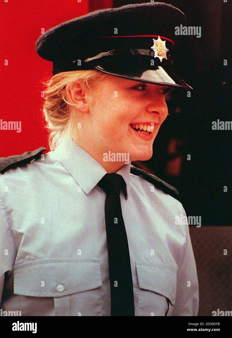 Dossier non daté du pompier Fleur Lombard, âgé de 21 ans, décédé le 4/2/96 après avoir entré dans un supermarché flamboyant à la périphérie de Bristol : La mémoire de la première femme battante en temps de paix à mourir en Grande-Bretagne a été honorée par la Reine au Palais de Buckingham aujourd'hui, Fleur Lombard, a reçu à titre posthume la Médaille de galantry de la Reine. Voir PA Story ROYAL Fire Fighter. Photos PA Banque D'Images Dossier non daté du pompier Fleur Lombard, âgé de 21 ans, décédé le 4/2/96 après avoir entré dans un supermarché flamboyant à la périphérie de Bristol : La mémoire de la première femme battante en temps de paix à mourir en Grande-Bretagne a été honorée par la Reine au Palais de Buckingham aujourd'hui, Fleur Lombard, a reçu à titre posthume la Médaille de galantry de la Reine. Voir PA Story ROYAL Fire Fighter. Photos PA Banque D'Images