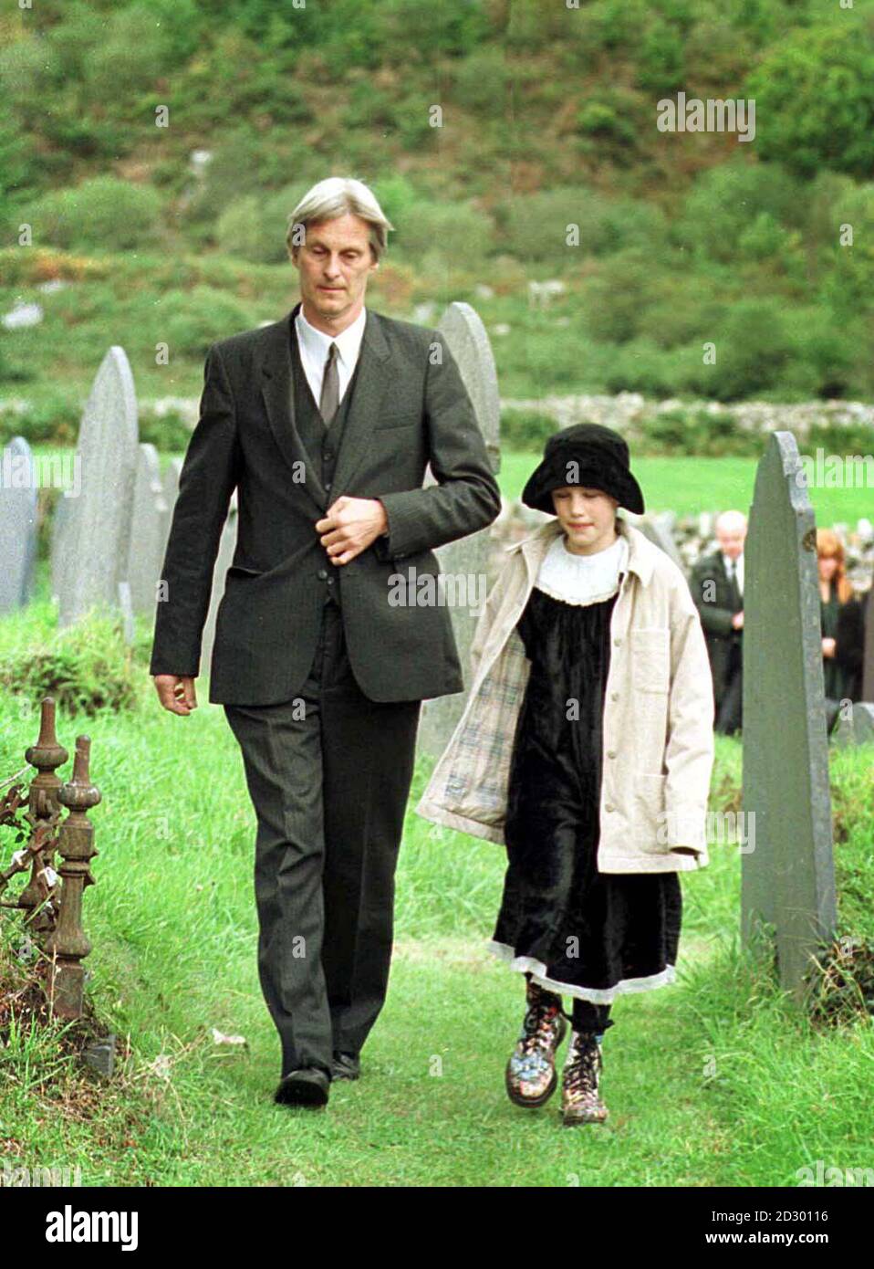 Fichier de bibliothèque retransmis. Le Dr Shaun Russell et sa fille Josie s'éloignent du cimetière après les funérailles de Lin et Megan Russell au nord du pays de Galles le samedi 5 octobre 1996. Photo de Fiona Hanson/PA. Banque D'Images