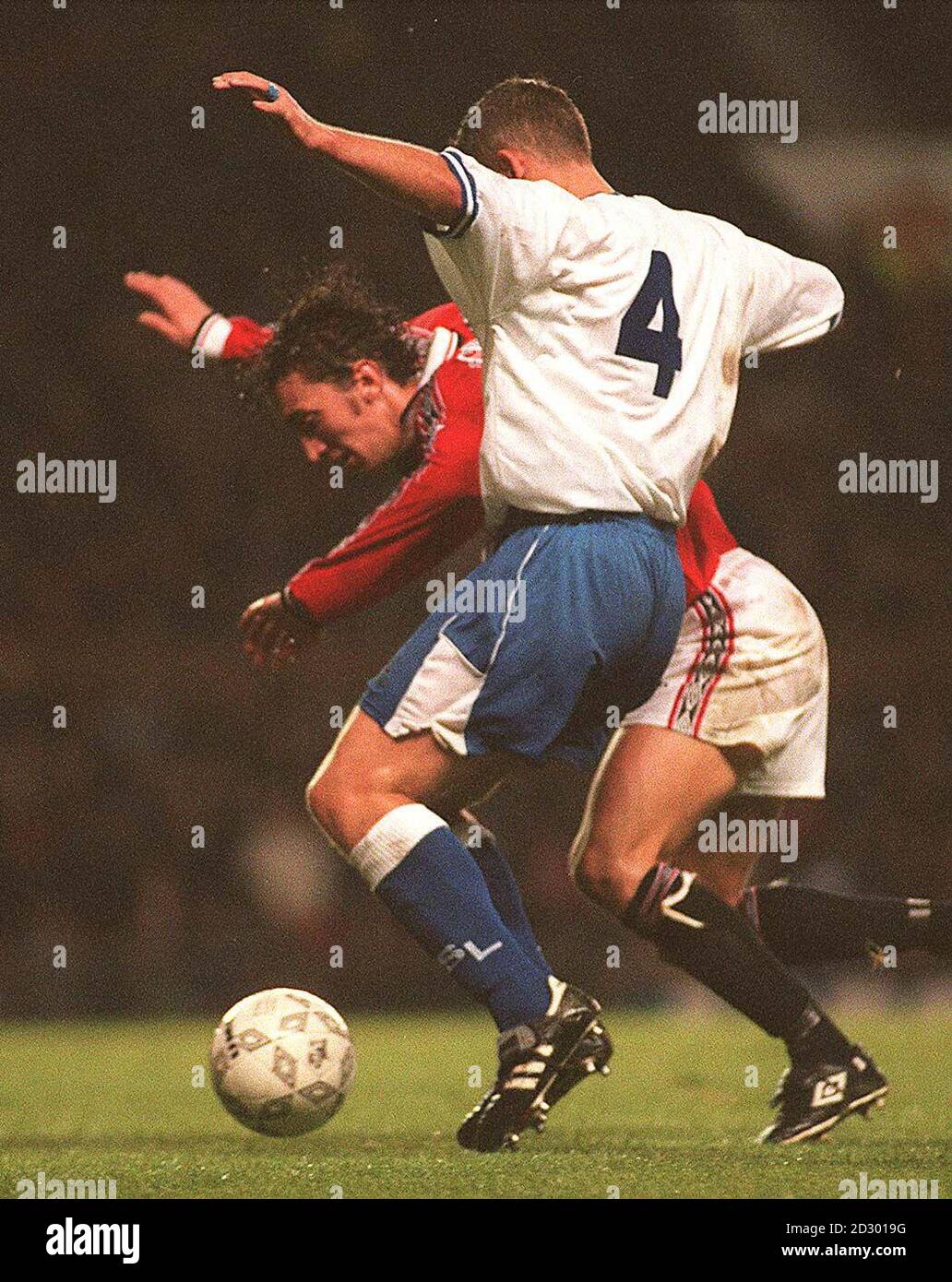 CETTE IMAGE NE PEUT ÊTRE UTILISÉE QUE DANS LE CONTEXTE D'UNE FONCTION ÉDITORIALE. Nick Daws prend le ballon pour Bury alors que Jonathan Greening de Manchester United se dirige vers le gazon après un match de mi-terrain lors de la troisième manche de la coupe Worthington à Old Trafford hier soir (mercredi). Manchester United a gagné 2-0. Photo de Tony Hall/PA Banque D'Images