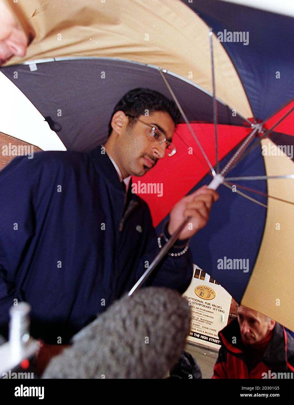 Un déclarant de bibliothèque daté du 1/10/98 de Satvinder Nijjer utilisant un parapluie pour échapper aux équipes de télévision en attente lorsqu'il arrive au tribunal de la Couronne de Stafford, où il est accusé de tuer deux sœurs âgées dans son Porsche en vitesse rapide. Nijjer, qui avait reçu la Porsche 944 rouge cabriolet comme cadeau du 18e anniversaire, a été condamné aujourd'hui (jeudi) à quatre ans de prison au tribunal de la Couronne de Birmingham. Voir PA Story COURTS Porsche. Banque D'Images