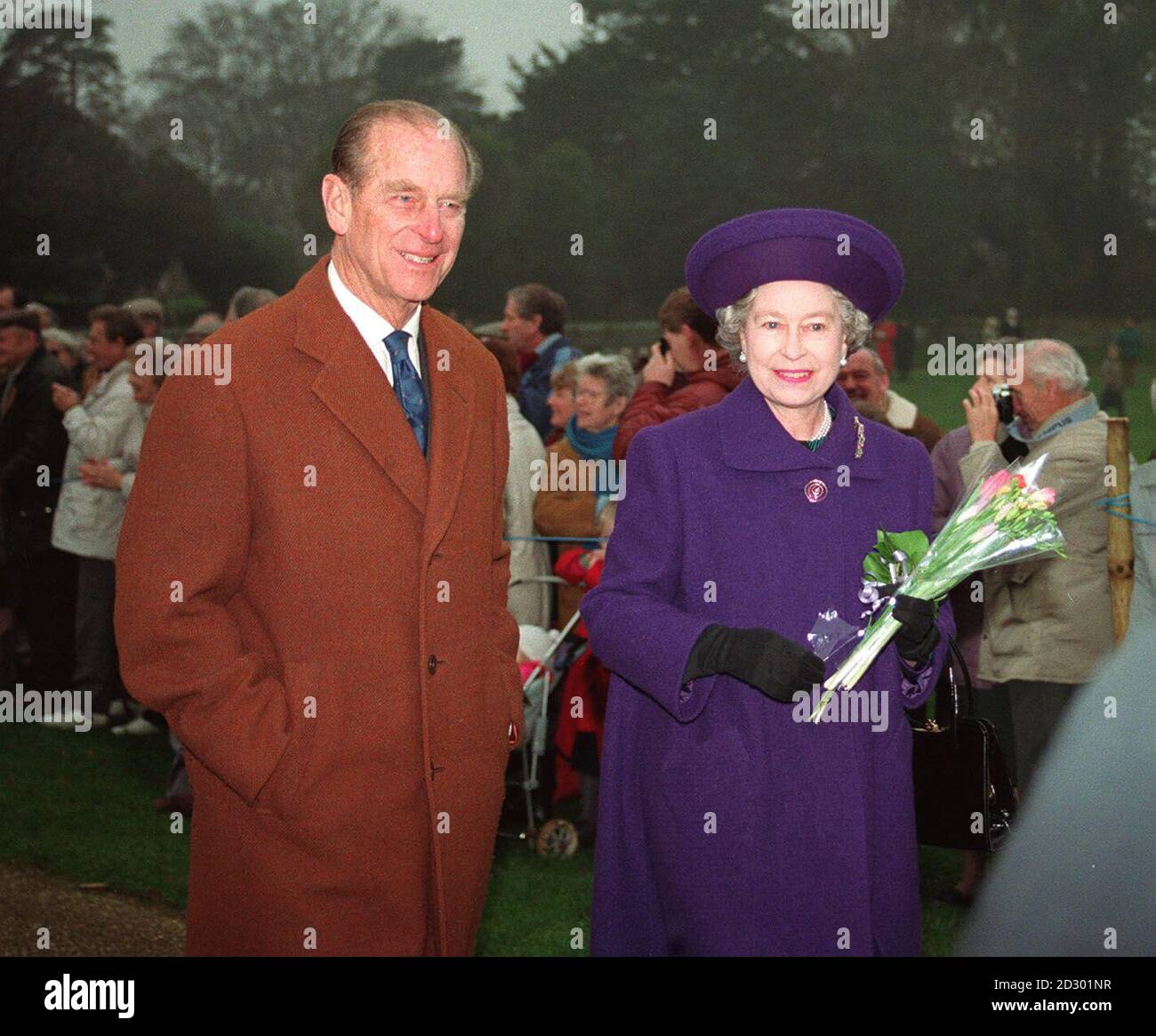 PA NEWS PHOTO 25/12/92 LA REINE ET LE DUC D'ÉDIMBOURG DANS SANDRINGHAM APRÈS AVOIR ASSISTÉ AU SERVICE TRADITIONNEL DE JOUR DE NOËL À ÉGLISE DE SANDRINGHAM Banque D'Images