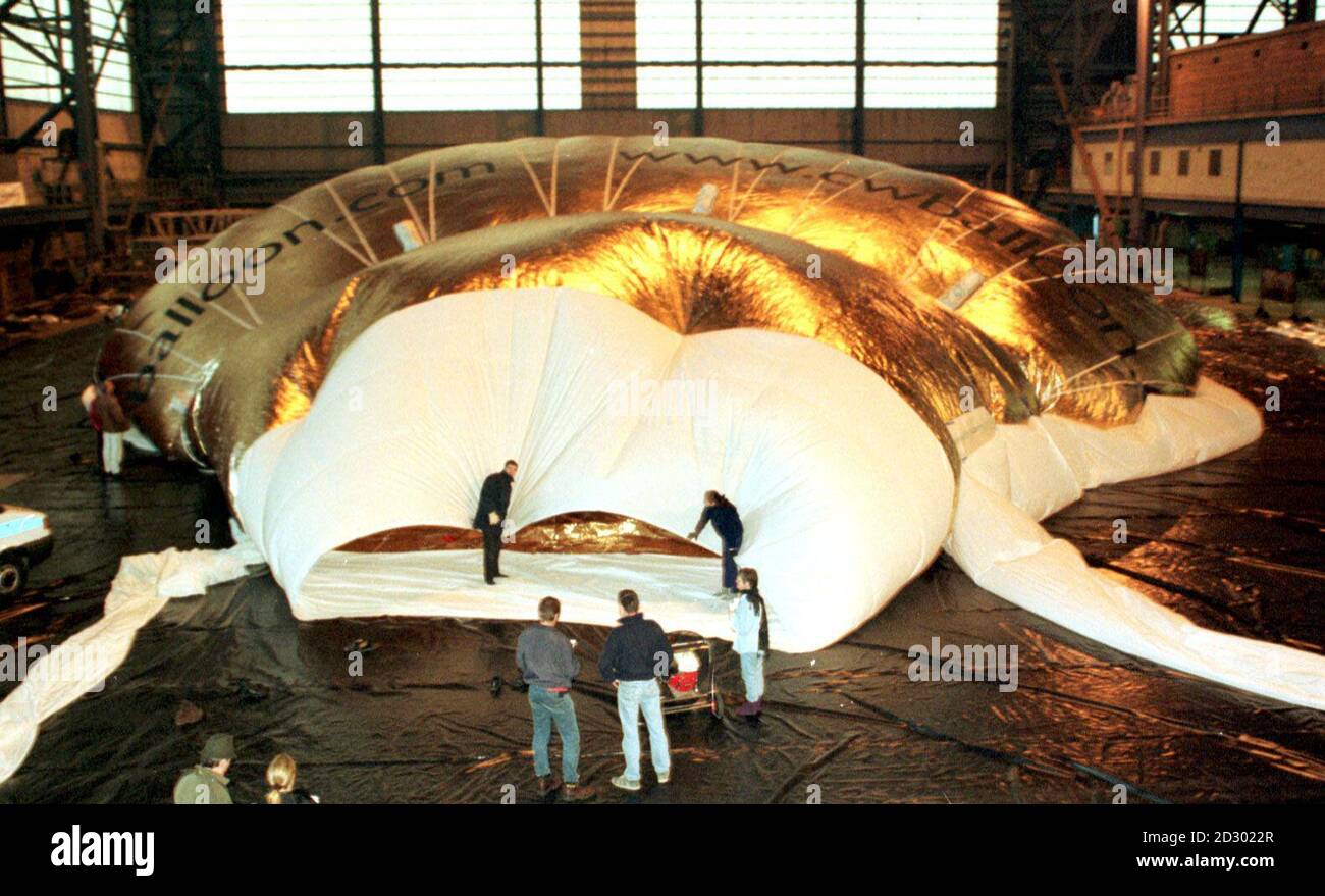 Le ballon Cable and Wireless, subit des tests d'inflation, dans les hangars géants du chantier naval Cammell Lairds, aujourd'hui désutilisé, à Merseyside. Colin Prescot, 48 ans, de Stockbridge, dans le Hampshire, se mettra dans la capsule high-tech au début de décembre, comme le dernier participant à la course de ballons à air chaud sans escale dans le monde entier. Photo de Dave Kendall. Voir PA Story AIR Balloon. Banque D'Images