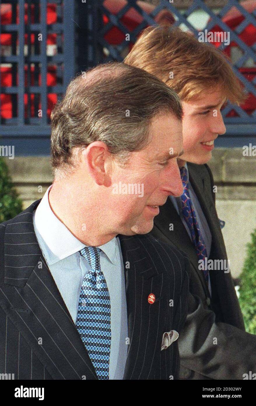 Le Prince de Galles et son fils le Prince William au Ritz du centre de Londres aujourd'hui (Weds) où le Prince de Galles a accueilli la fête annuelle du personnel. Voir PA Story ROYAL Prince. Photo de John Stillwell. WPA ROTA. Banque D'Images