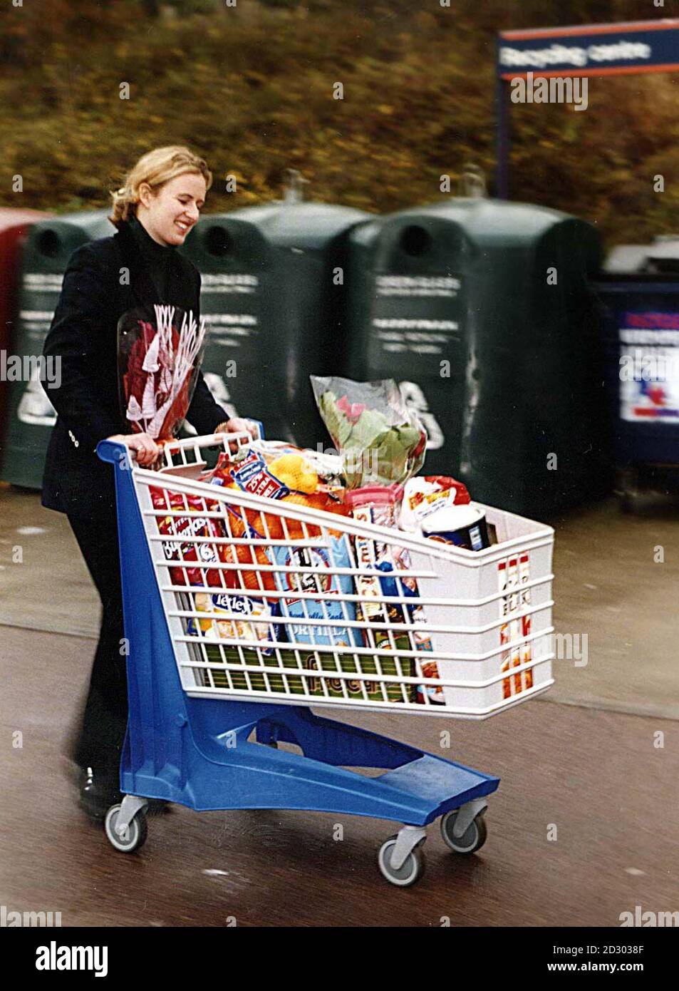 Le premier chariot de magasinage bionique du Royaume-Uni, qui promet d'être un coup de pouce pour une conduite plus souple en 1999, a été lancé aujourd'hui (samedi). Sainsbury's a commencé un essai de 450 chariots en plastique, qui sont recyclables à 100 %, dans l'un de ses magasins d'Ashford, dans le Kent. Voir l'article sur le chariot DE TRANSPORT DE CLIENTS. Photos PA Banque D'Images Le premier chariot de magasinage bionique du Royaume-Uni, qui promet d'être un coup de pouce pour une conduite plus souple en 1999, a été lancé aujourd'hui (samedi). Sainsbury's a commencé un essai de 450 chariots en plastique, qui sont recyclables à 100 %, dans l'un de ses magasins d'Ashford, dans le Kent. Voir l'article sur le chariot DE TRANSPORT DE CLIENTS. Photos PA Banque D'Images