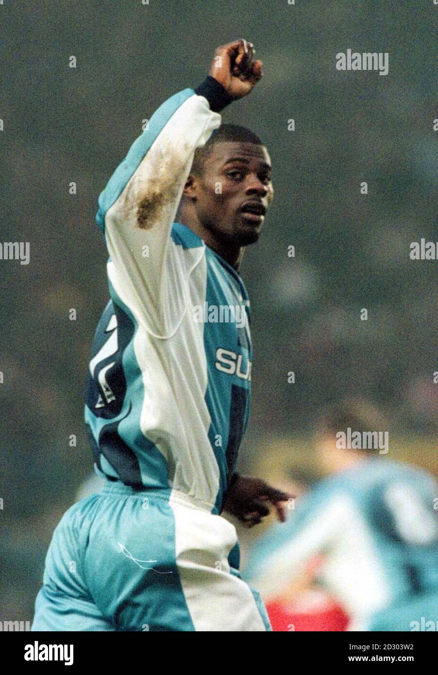 Cette image ne peut être utilisée que dans le contexte d'une fonction éditoriale. George Boateng, de Coventry, célèbre son but contre Liverpool lors de son match FA Carling Premierhsip au stade Highfield Road. Coventry a gagné le match 2-1. Banque D'Images