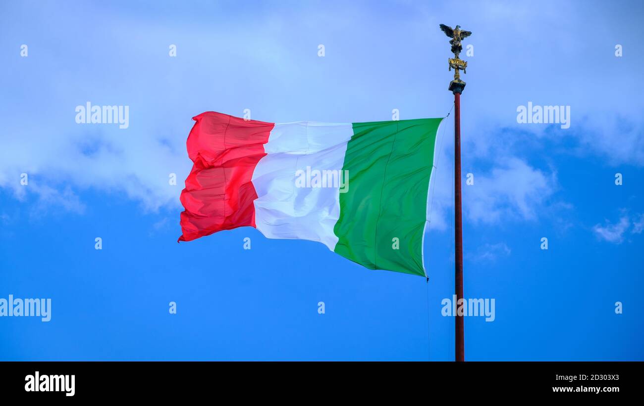 Drapeau italien agitant sur un ciel nuageux à l'arrière-plan. Image symbolique de la Journée nationale italienne et de la Fête de la République le 2 juin Banque D'Images