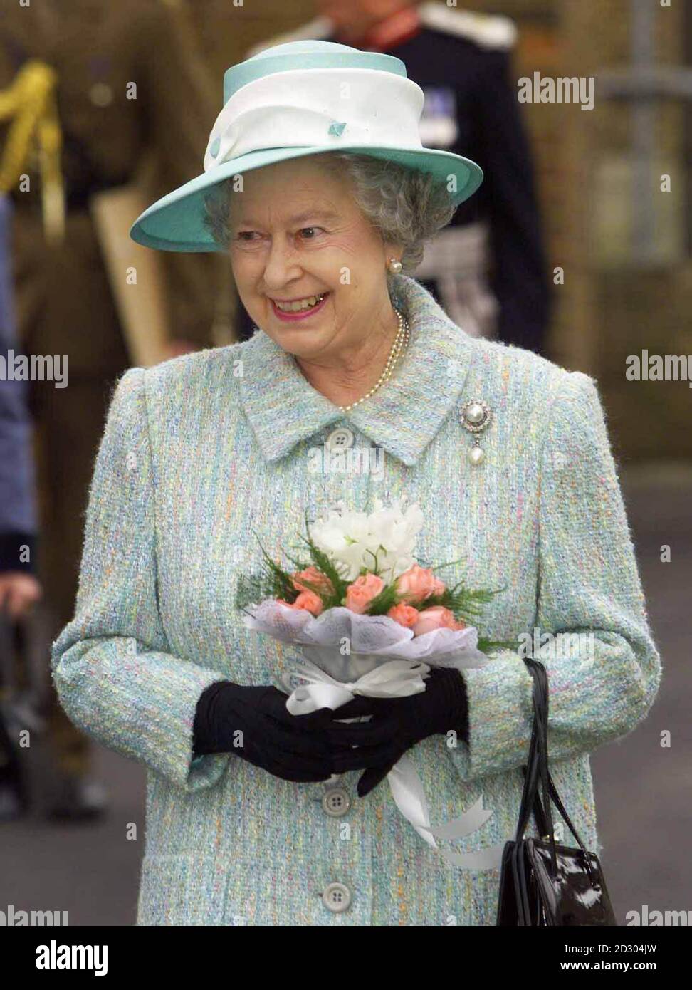 La reine Elizabeth II de Grande-Bretagne lors d'une visite à la St-Martin-in-the-Fields High School for Girls à Tulse Hill, dans le sud de Londres. Sa visite a marqué le 300e anniversaire de l'école, où près de neuf élèves sur 10 sur 600 viennent d'origine ethnique. * l'école a accueilli une visite royale dans le passé ... la Reine mère l'a visité il y a 70 ans. Banque D'Images