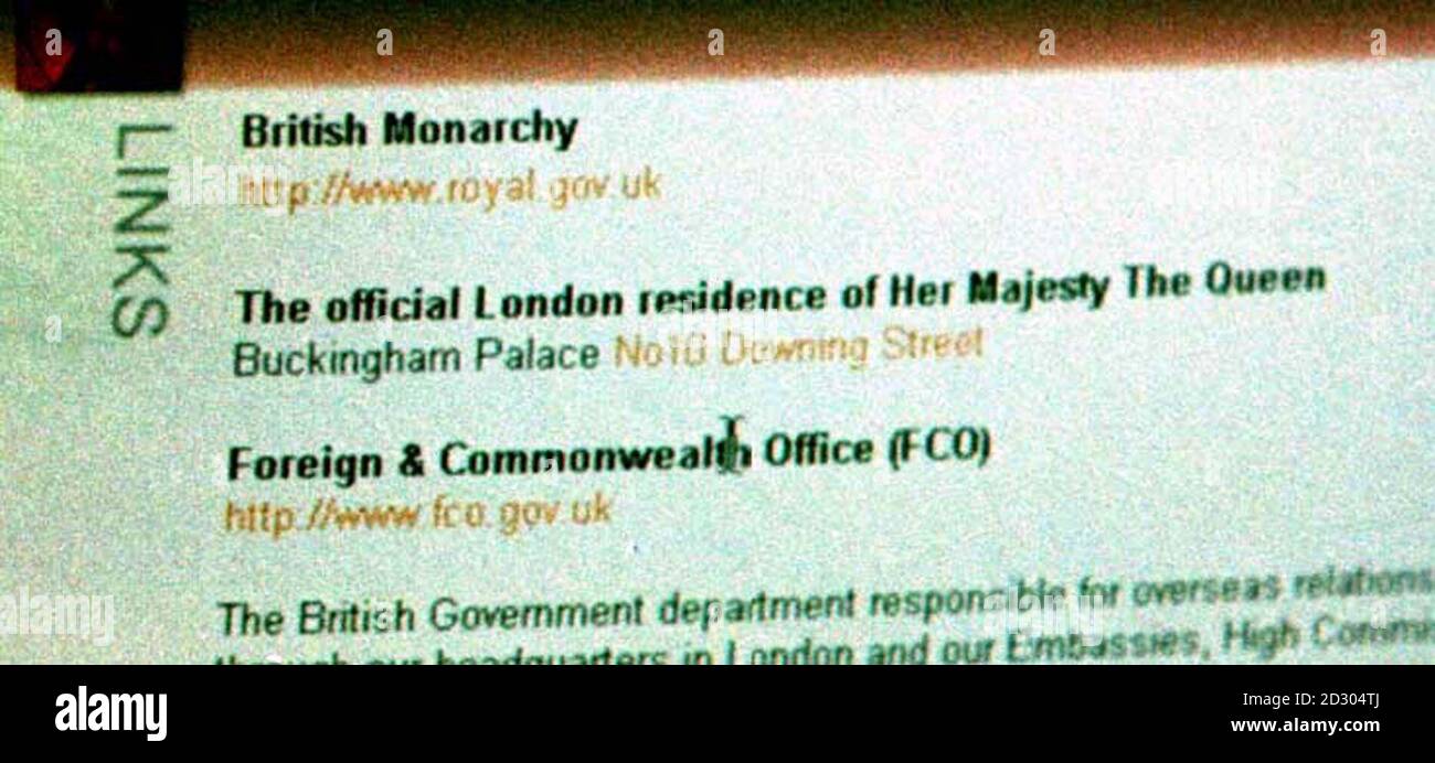 Le site Internet de l'ambassade britannique à Hanoi, Vietnam, qui indique l'adresse de la Reine comme 'Buckingham Palace, 10 Downing St'. Le duc de York a pris l'air de rire après avoir lu l'entrée lors de sa visite à l'ambassade le quatrième jour de sa visite au Vietnam. Banque D'Images