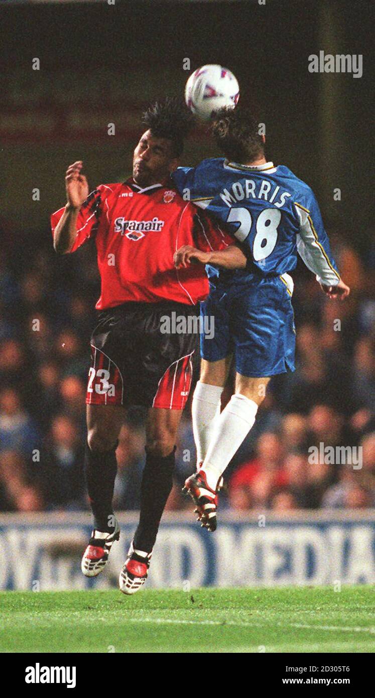 Cette image ne peut être utilisée que dans le contexte d'une fonction éditoriale. Jody Morris de Chelsea (à droite) s'élève avec le Vicente Engonga de Real Mallorca lors de la demi-finale de la coupe des champions de l'Europe de football de la 1ère jambe au pont Stamford. Banque D'Images