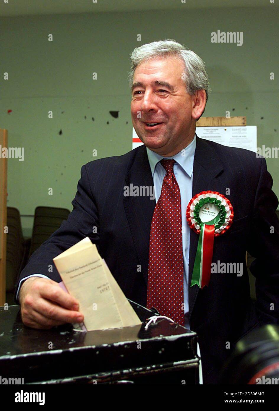 Le chef du parti de Plaid Cymru, Dafydd Wigley, a voté, à Rhostryfan, près de Caernarfon, à l'élection qui décidera de la forme de l'assemblée galloise. Lorsque le peuple du pays de Galles votera pour son propre Parlement. Banque D'Images