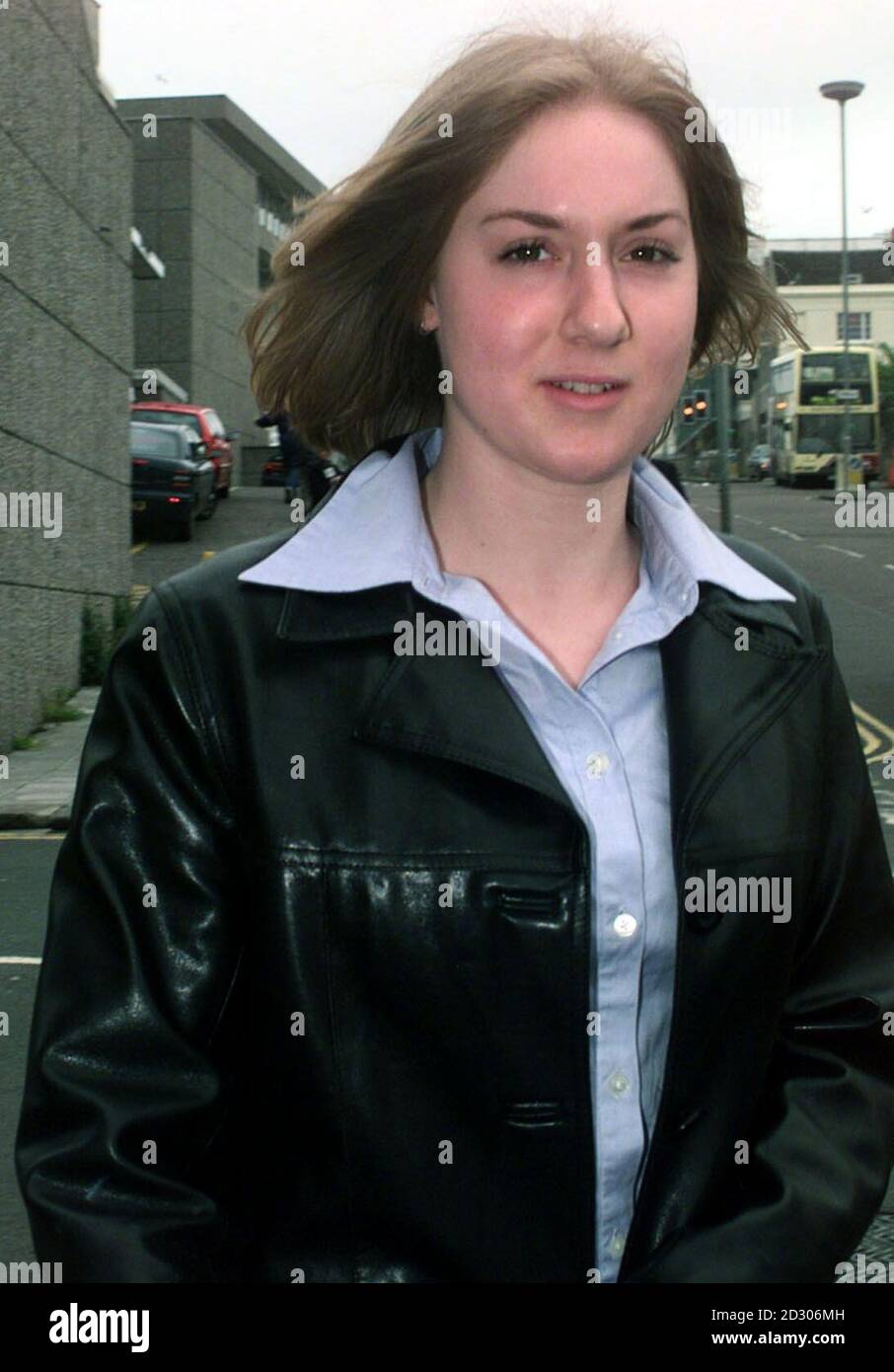 Frances Whitehouse, âgée de 18 ans, fille du chef de la police de Sussex Paul Whitehouse, arrive à la Cour des magistrats de Brighton. Elle fait face à une accusation d'infraction d'ordre public et à deux accusations d'agression de deux policiers. * 16/7/99: Brighton magistrats court a entendu comment Whitehouse, qui a nié les trois charges, a poussé et juré un officier et a donné un coup de pied à un autre, blessant son cou, après qu'ils sont intervenus dans une rangée entre elle et son petit ami. La condamnant aujourd'hui à 150 heures de service communautaire et l'ordonnant de verser 400 indemnités à l'officier blessé et 250 frais, magistrat à l'entylary, Banque D'Images