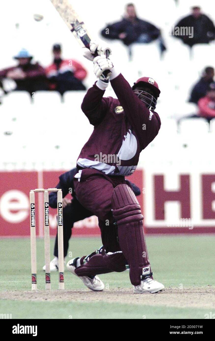 Ridley Jacobs, batteur des West Indies, frappe un ballon sur Gladstone Small de Warickshire lors de son match d'échauffement de la coupe du monde de cricket, à Edgebaston. Banque D'Images