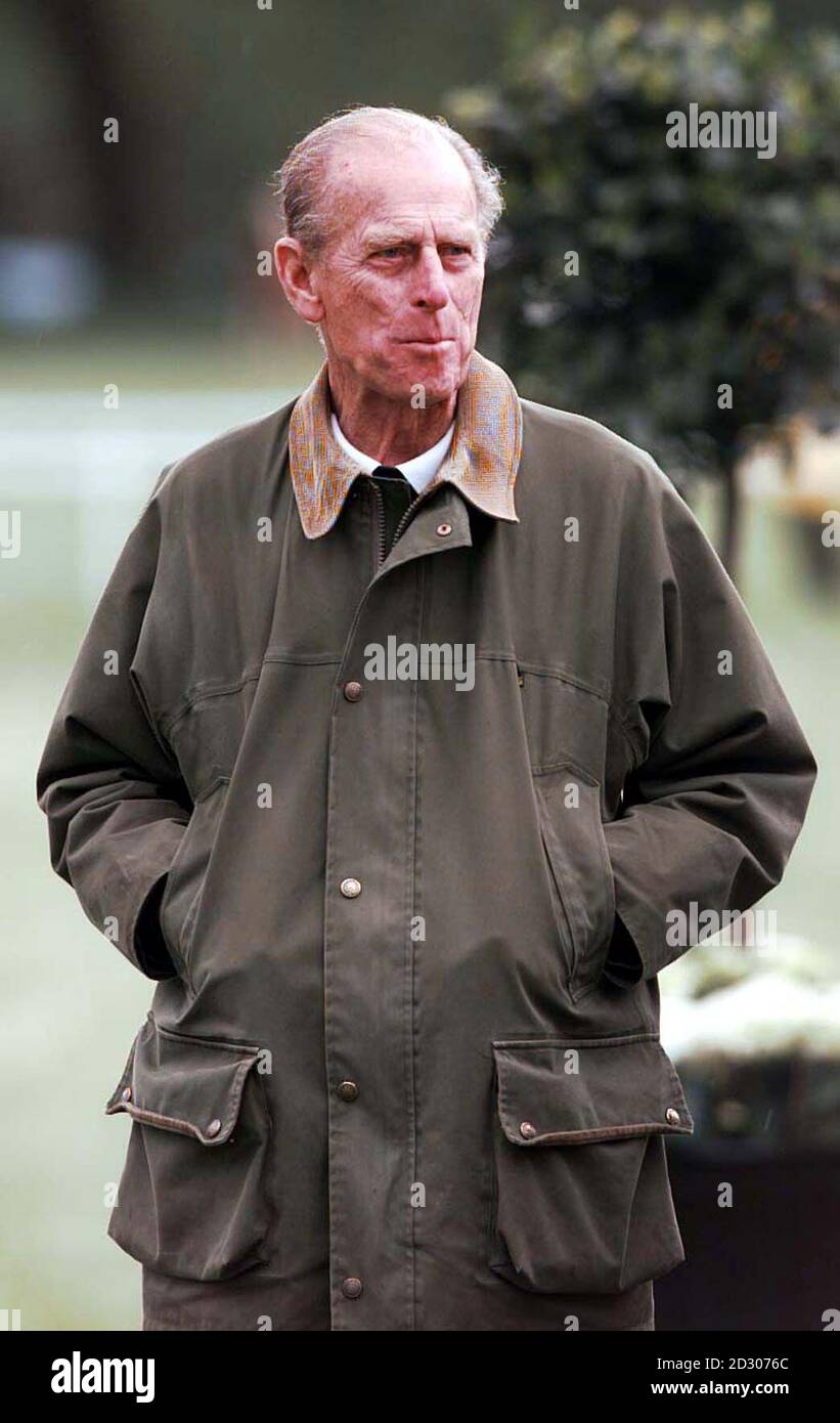 Le duc d'Édimbourg regarde Lady Romsey en action, en conduisant sa charrette poney en tandem au Royal Windsor Horse Show à Windsor, Berkshire. Banque D'Images