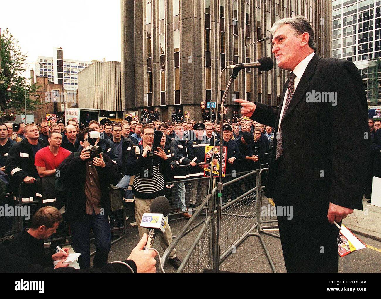 Le secrétaire général Ken Cameron du Fire Brigades Union (F. B.U) s'est exprimé lors de la réunion du lobby des pompiers, avec les employeurs, au sujet des conditions de rémunération au sein du service. Les pourparlers visant à éviter la menace d'une grève nationale des pompiers se sont terminés sans accord. Banque D'Images