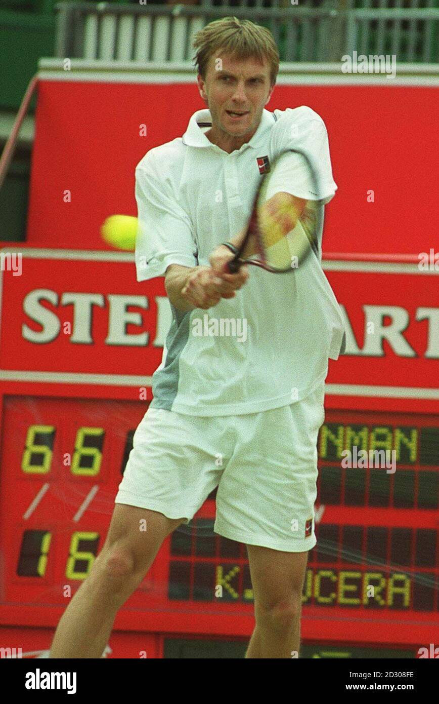 Karol Kucera (Slovaquie) en action contre Tim Henman (Grande-Bretagne), lors du quart de finale du tournoi Stella Artois, au Queen's Club, Londres. Henman remporte le match 6-1 6-7 (8-6) 7-6 (7-5). Banque D'Images