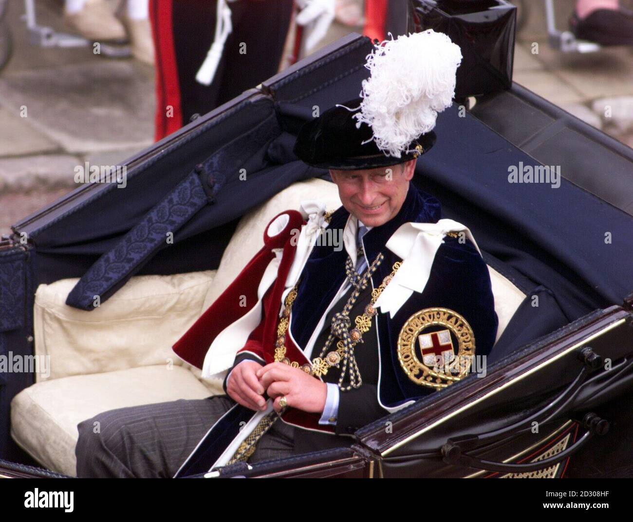 Le prince de Galles part en calèche de la chapelle Saint-Georges, à Windsor, après un service d'église qui fait partie de la cérémonie de l'ordre du Garter. Banque D'Images