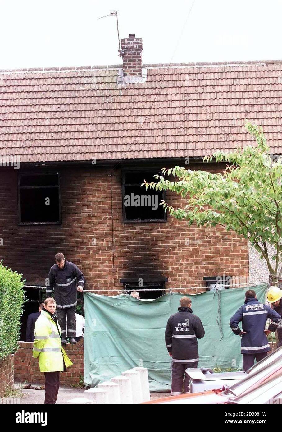 Des pompiers sur la scène où une femme et 3 enfants sont morts après le feu ont déchiré dans leur maison familiale.L'incendie à Shildon, dans le comté de Durham, a éclaté peu après 11 h, 4 moteurs d'incendie ont été envoyés sur place et 3 équipes de recherche et de sauvetage sont entrées dans la maison.* les quatre corps ont été trouvés à l'intérieur. Banque D'Images