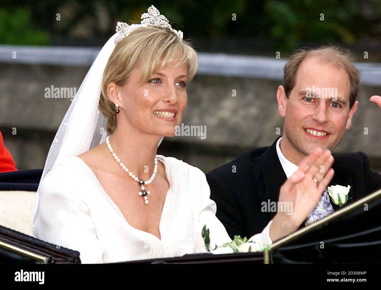 HRH le Prince Edward et sa mariée Sophie Rhys-Jones, qui sera connue ci-après sous le nom de comte et comtesse de Wessex, quittent la chapelle Saint-Georges au château de Windsor en une calèche à ciel ouvert après leur mariage. Banque D'Images