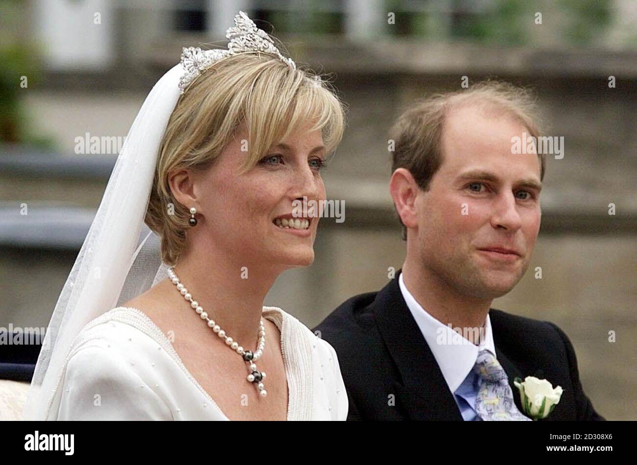 HRH le Prince Edward et sa mariée Sophie Rhys-Jones, qui sera ensuite connue sous le nom de comte et comtesse de Wessex, quittent la chapelle Saint-Georges au château de Windsor en une calèche à ciel ouvert après leur mariage. Banque D'Images