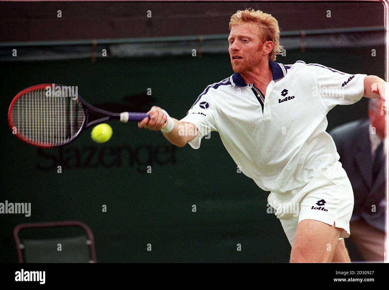 Aucune utilisation commerciale. Boris Becker en action pendant son match contre Miles MacLagen à Wimbledon. Banque D'Images