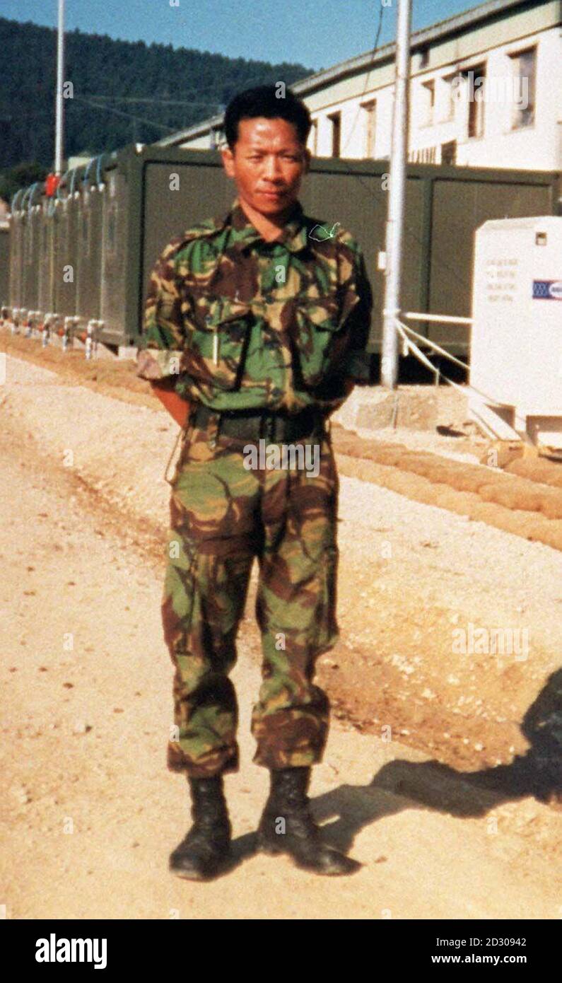 Le Sergent Balaram Rai l'un des deux Gurkhas est devenu les premières victimes britanniques de la guerre du Kosovo en essayant de sauver une école jonchée de bombes de l'OTAN, le Sergent Balaram Rai et le Lieutenant Gareth Evans ont été tués alors qu'ils tentaient de se débarrasser de bombes à fragmentation mortelles. Banque D'Images
