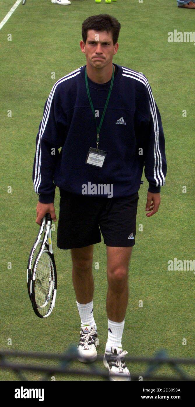 Pas d'utilisation commerciale : Tim Henman en Grande-Bretagne en action lors d'une séance d'entraînement aux championnats de tennis de Wimbledon, avant la poursuite de son match avec Chris Woodruff (USA). Banque D'Images
