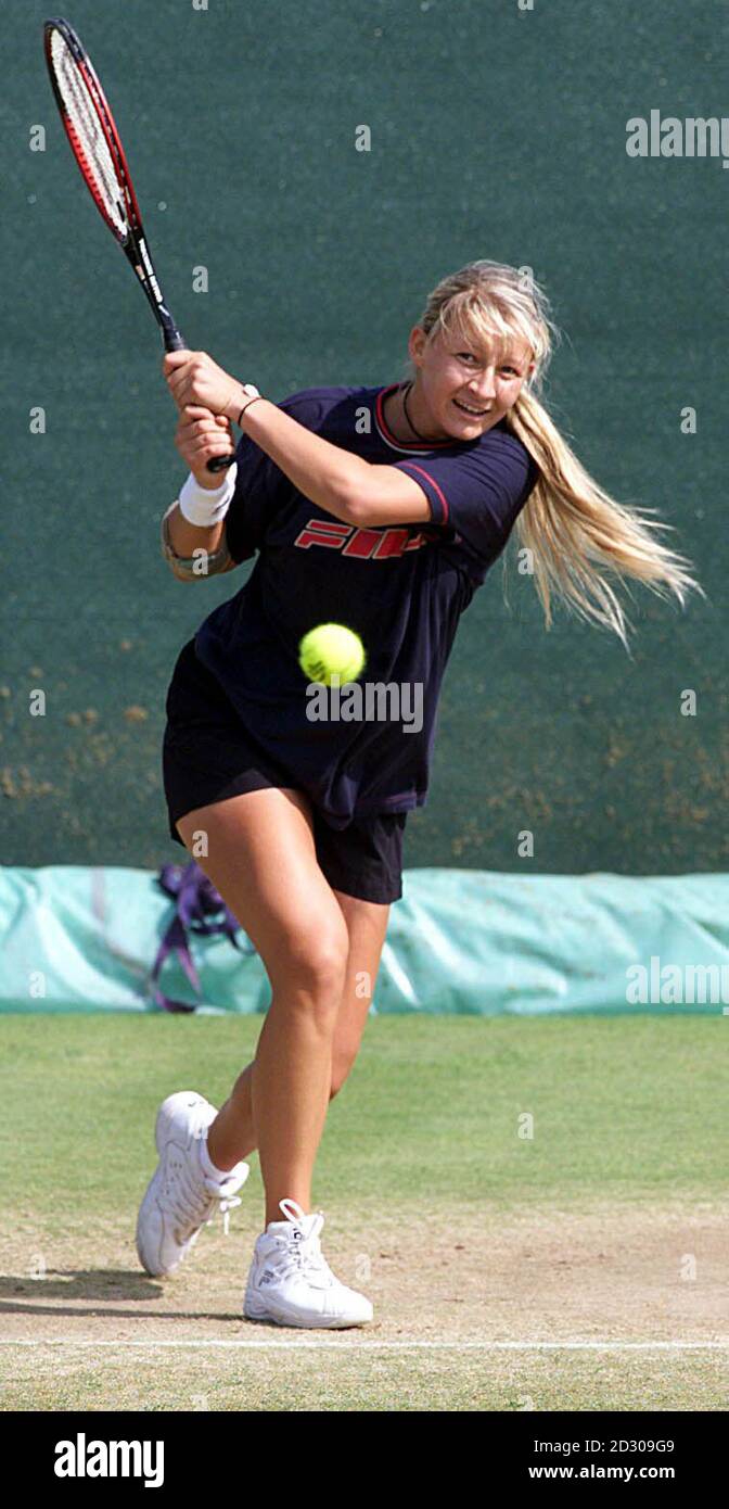 Pas d'utilisation commerciale: Mirjana Lucic de Croatie en action lors d'une séance d'entraînement aux Championnats de tennis de Wimbledon. Banque D'Images