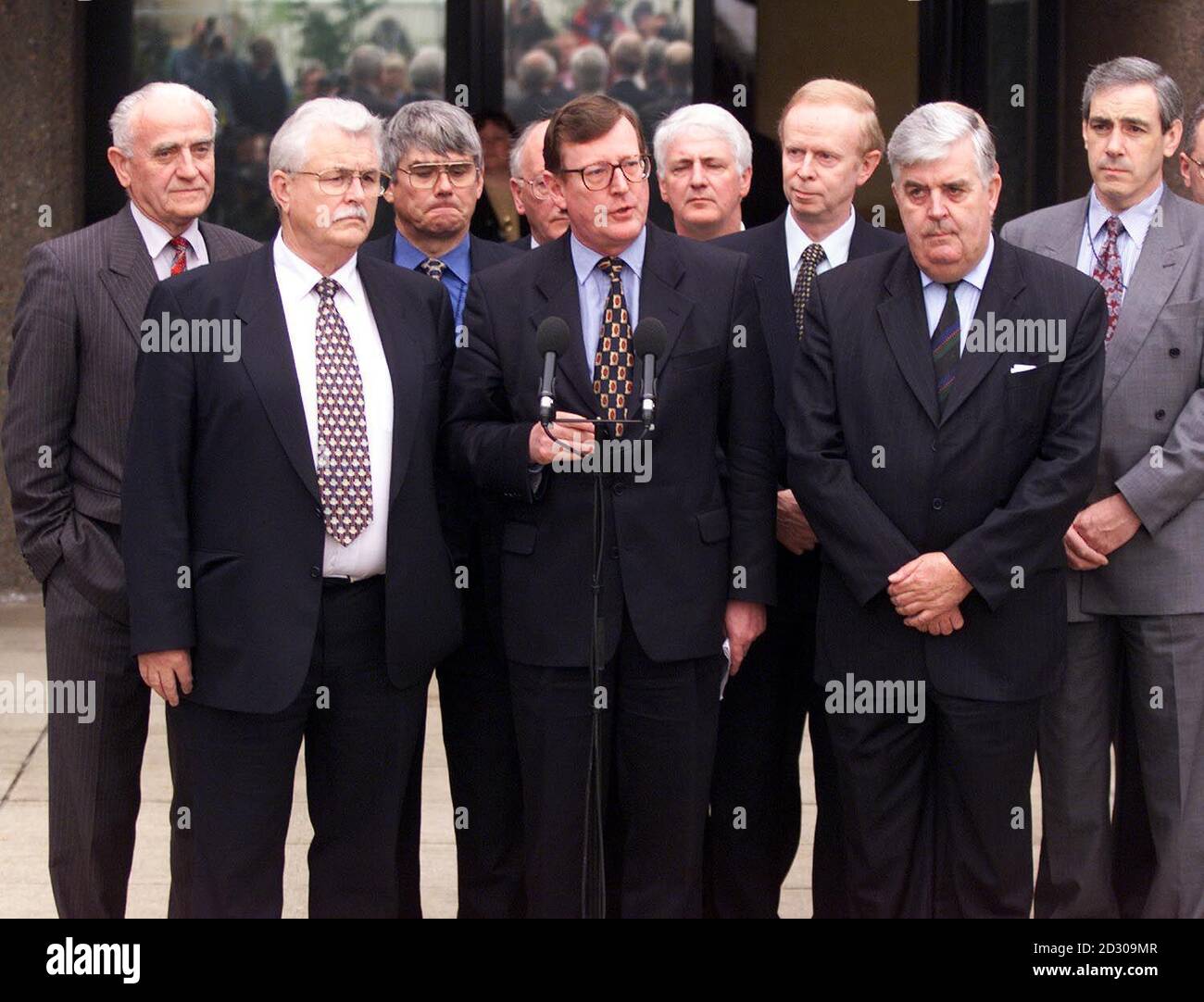 David Trimble (c), Premier ministre d'Irlande du Nord, le leader unioniste d'Ulster, rencontre la presse avec son équipe de pourparlers sur l'Accord de paix avant le début de nouvelles discussions à Castle Buildings à Belfast, visant à surmonter les impasses sur le déclassement paramilitaire. Banque D'Images