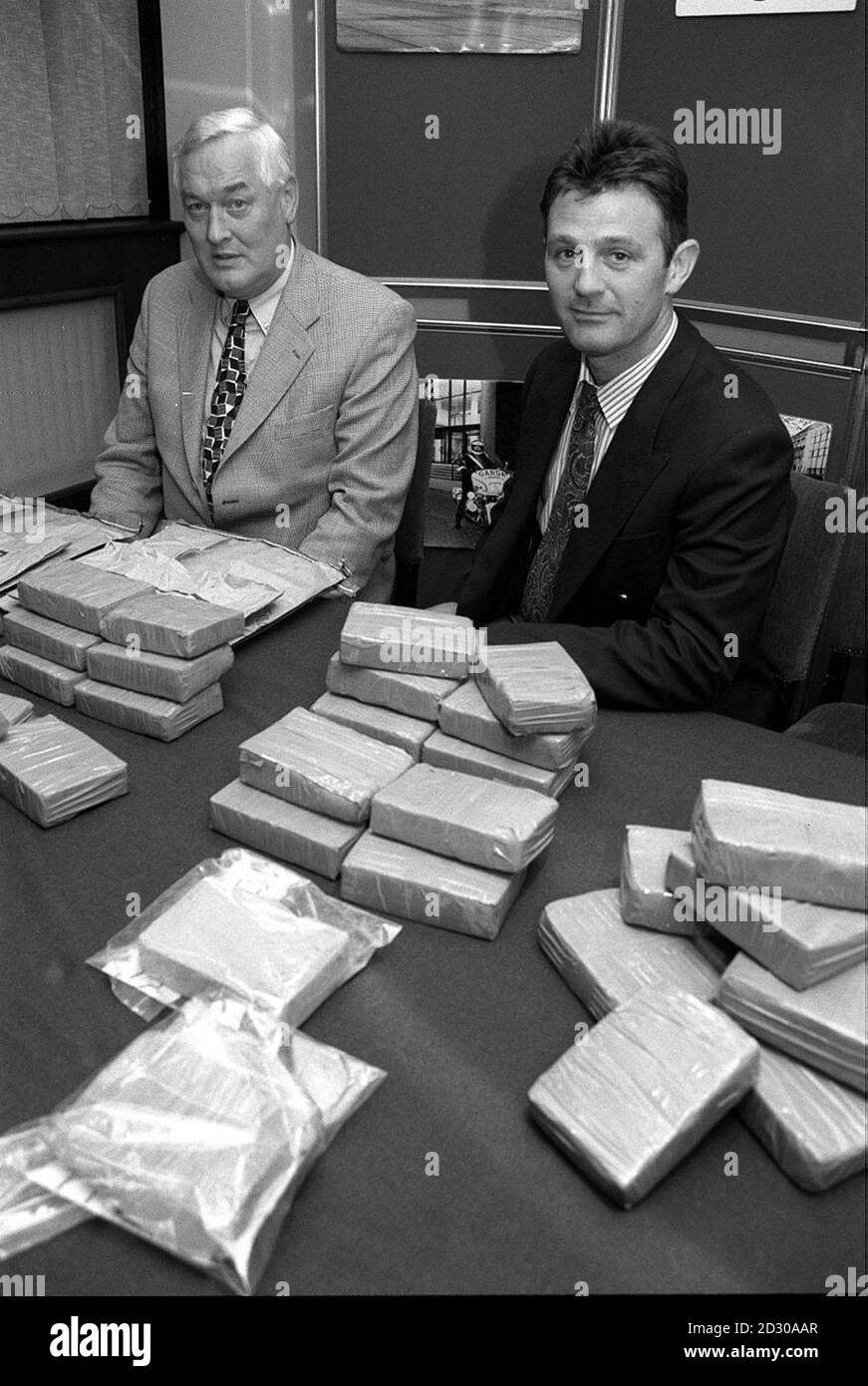 Membres de l'unité nationale des drogues de Garda Surintendant détective Austin McNally et détective Sargent Greg Sheehan, au siège de Garda, Phoenix Park, Dublin, hier (dimanche) avec la saisie de drogues d'une valeur de 10 millions. Les officiers ont saisi 22 kilogrammes d'héroïne, 48,5 kg de cannabis et 5 kg d'amphétamine, dissimulés dans les panneaux de trois voitures qui auraient été arrivées samedi aux terminaux de ferry de Dun Laoghaire, à la limite sud de Dublin, et au mur du Nord, dans le centre-ville. Photos PA. Voir PA Story IRISH Drugs Banque D'Images