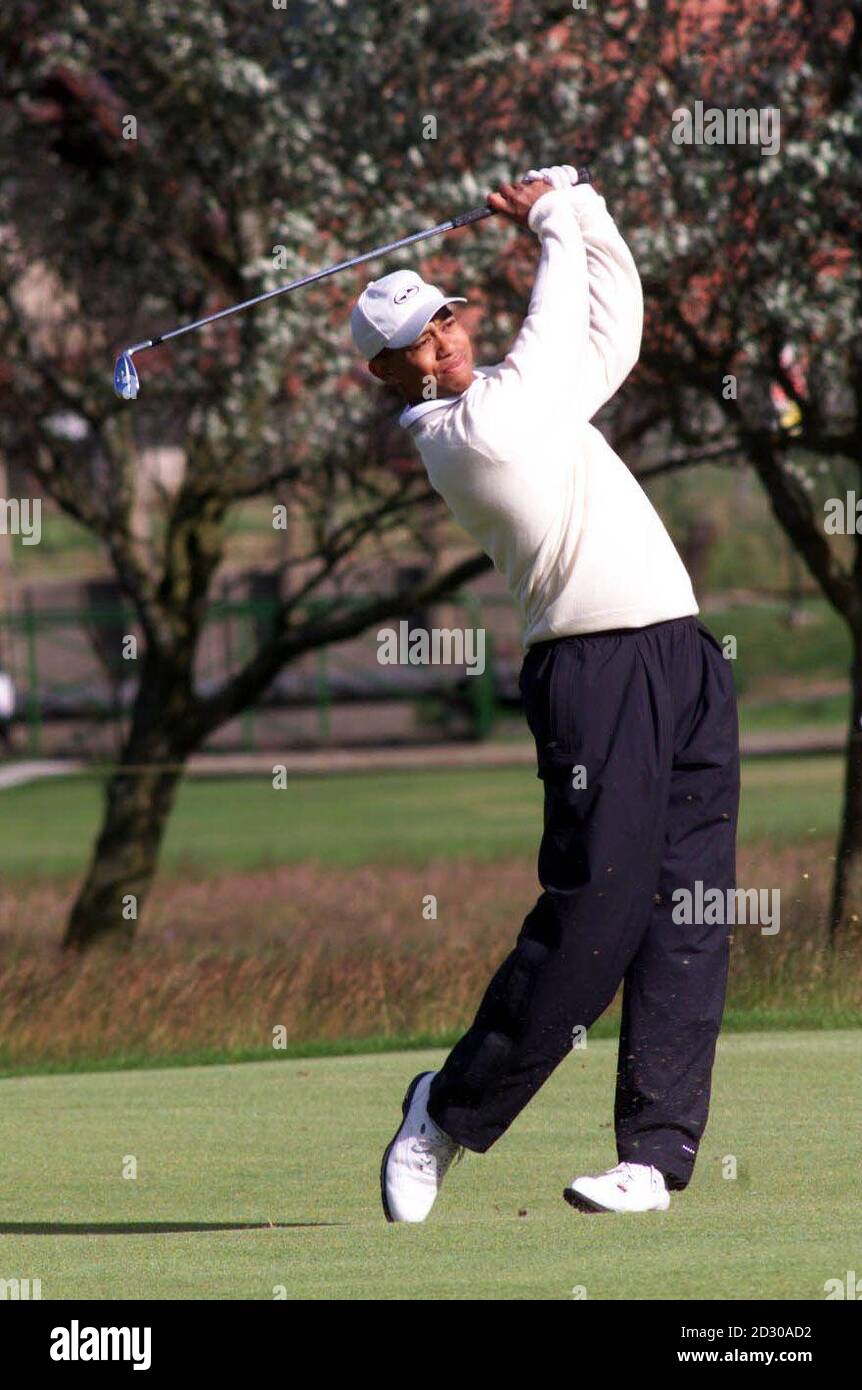 Le Tiger Woods de l'Amérique joue une approche tournée vers le 10ème vert, lors d'un tour d'entraînement à Carnoustie le mercredi 14 juillet 1999. Banque D'Images