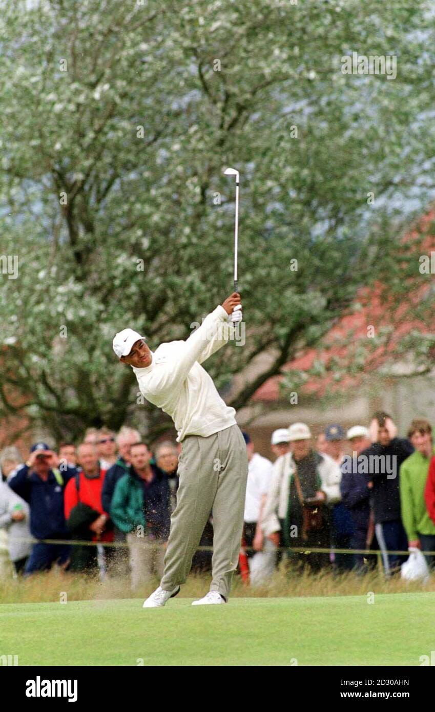Le Tiger Woods d'Amérique joue son deuxième tir au 10e green, lors du 2e tour du Championnat de golf ouvert à Carnoustie, en Écosse. Banque D'Images