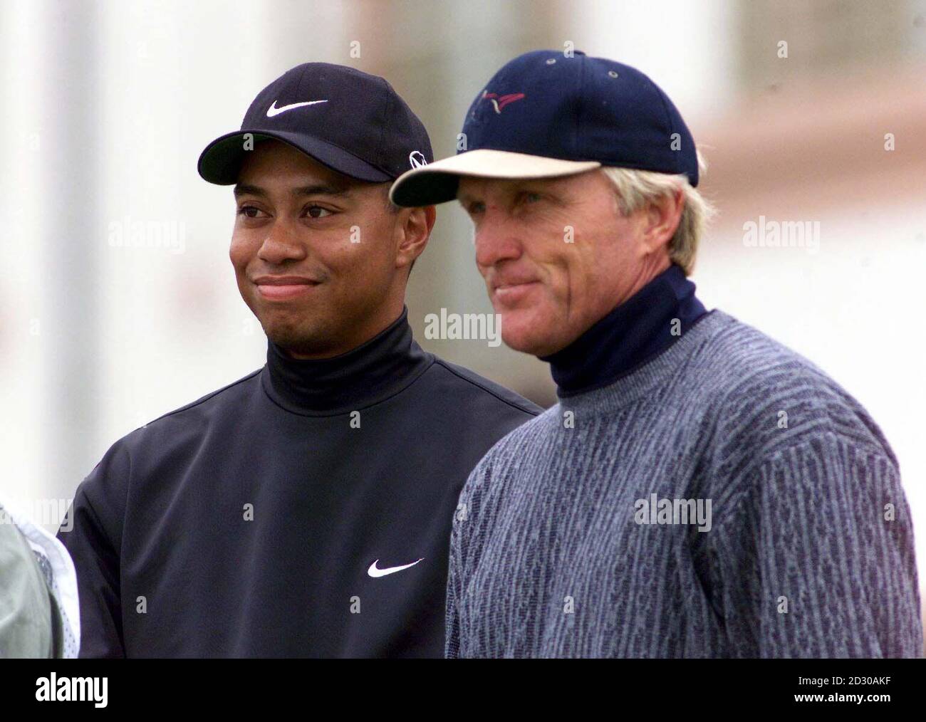 Tiger Woods et Greg Norman à l'occasion du 1er tee du troisième jour du championnat de golf 1999 à Carnoustie, en Écosse. Banque D'Images